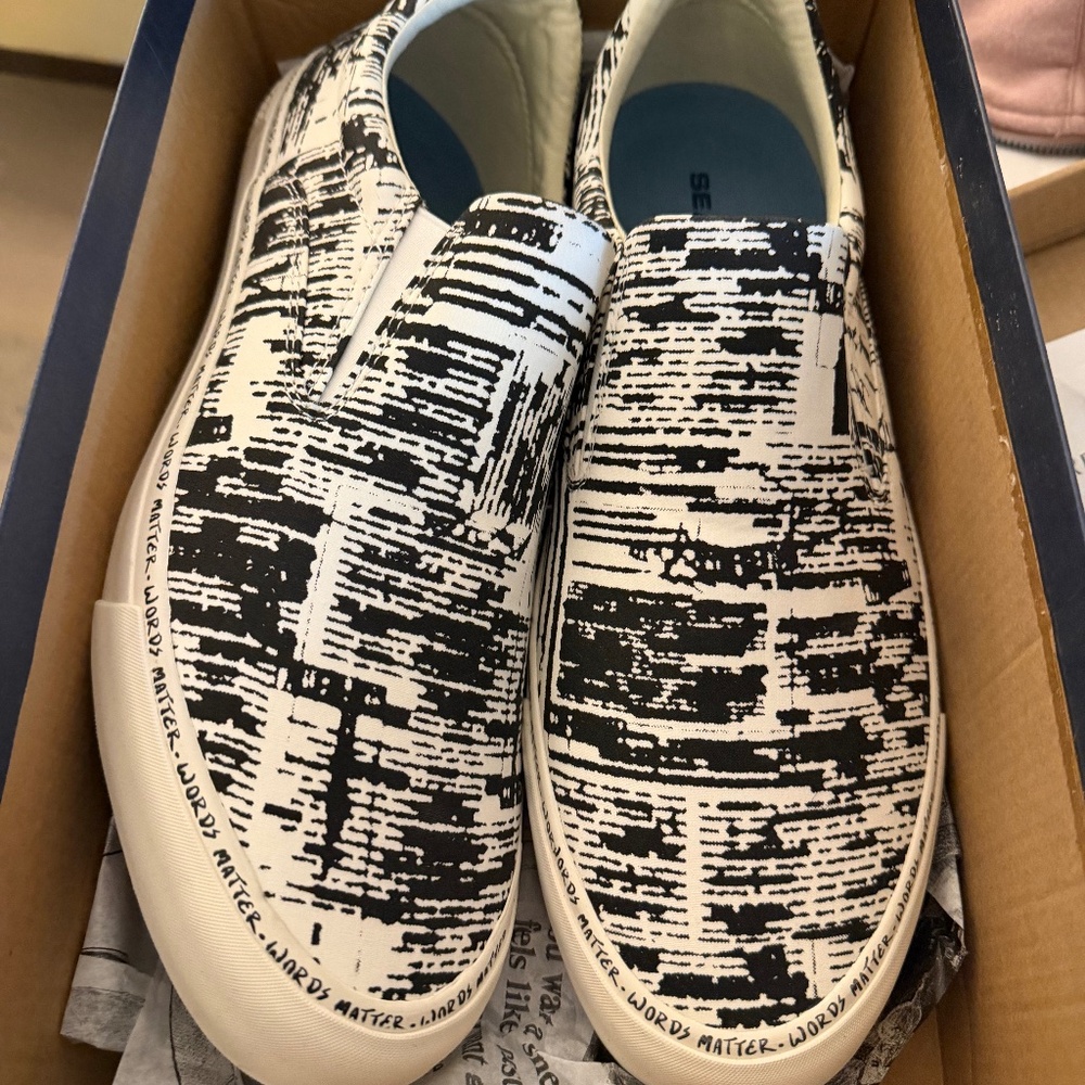 NEW IN BOX SeaVees Slip-ons